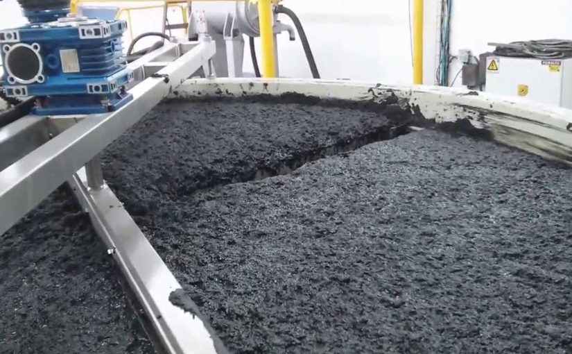 bùn thải từ hệ thống xử lý nước thải